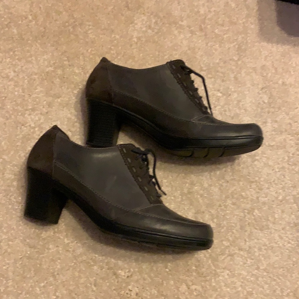 Clarks size 9 two inch wide heel. Brownish in color (brownish/gray)